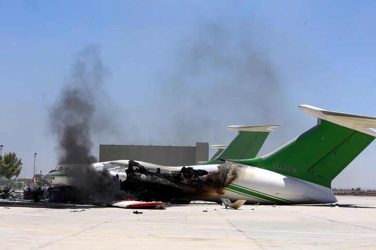 Scontri per il controllo dell 'aeroporto di Tripoli - RIPRODUZIONE RISERVATA