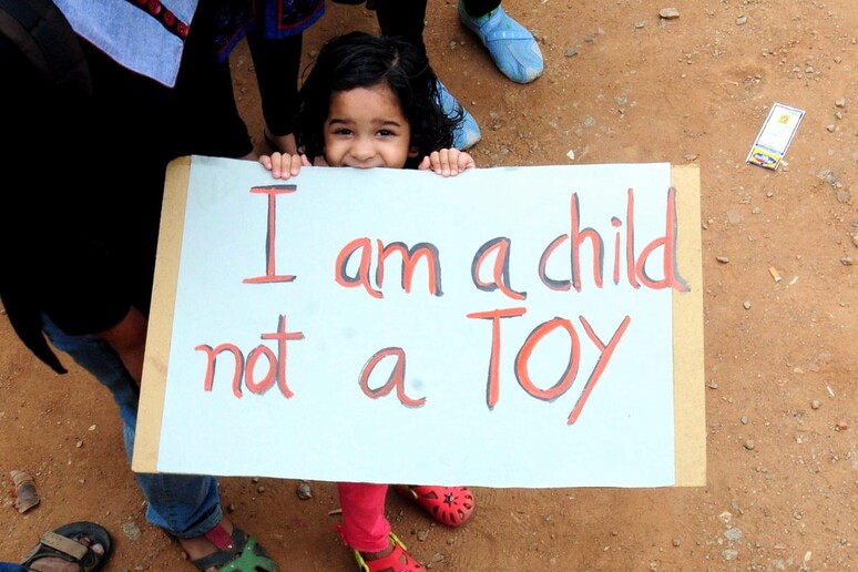 Manifestazione di protesta a Bangalore dopo la violenza a una bambina di sei anni - RIPRODUZIONE RISERVATA