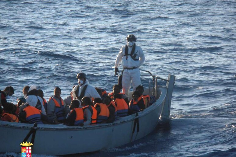 Un soccorso di migranti da parte della Marina militare nell 'ambito dell 'opeazione Mare Nostrum -     RIPRODUZIONE RISERVATA