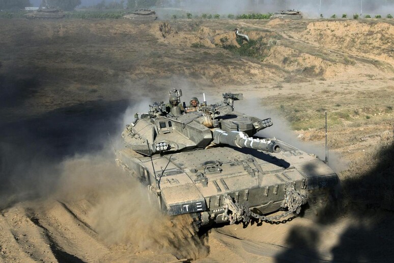 Tank israeliano in azione © ANSA/EPA