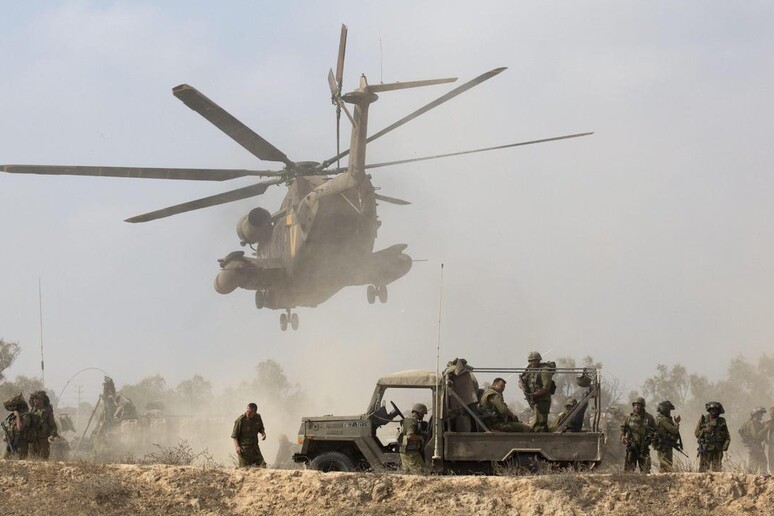 Un elicottero israeliano in una foto di archivio © ANSA/EPA