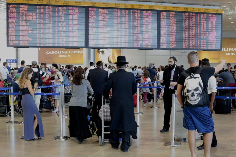 Semi-deserto l 'aeroporto di Tel Aviv per la cancellazione di molti voli internazionali. © ANSA/EPA