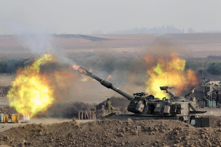 Obice israeliano spara contro Gaza dal su di Israele © ANSA/EPA