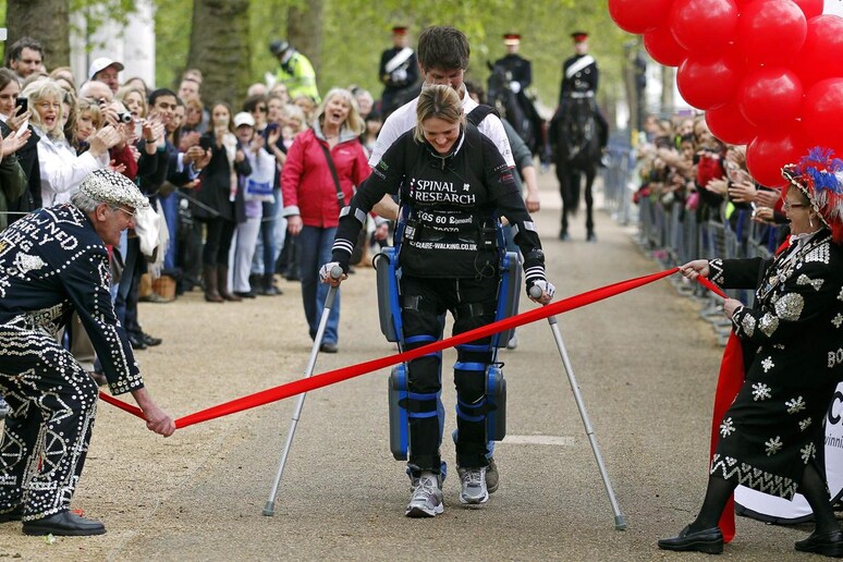 Paralysed Claire Lomas finishes London Marathon [ARCHIVE MATERIAL 20120508 ] - RIPRODUZIONE RISERVATA