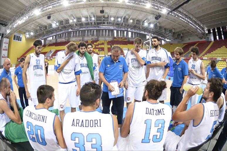 Il coach dell 'Italia Simone Pianigiani durante la partita di basket Italia-Montenegro - RIPRODUZIONE RISERVATA