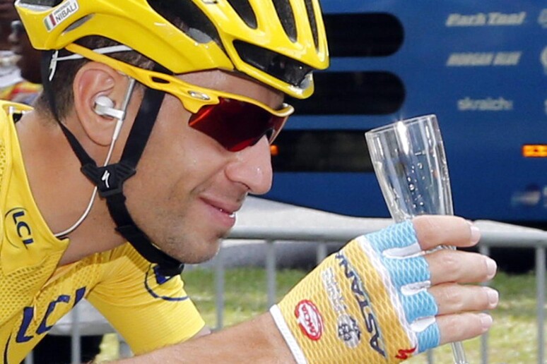 Vincenzo Nibali festeggia con lo champagne la vittoria del Tour de France 2014 - RIPRODUZIONE RISERVATA