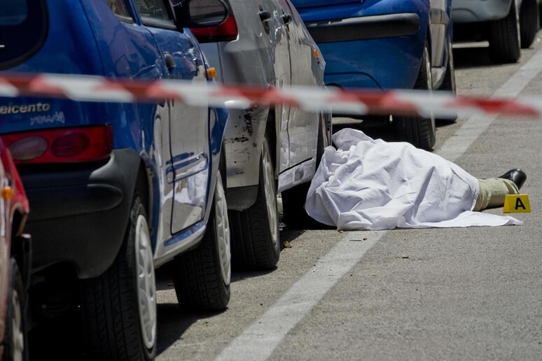 Il corpo di Mariano Bottari, vittima per errore di un agguato a Portici (Napoli) - RIPRODUZIONE RISERVATA