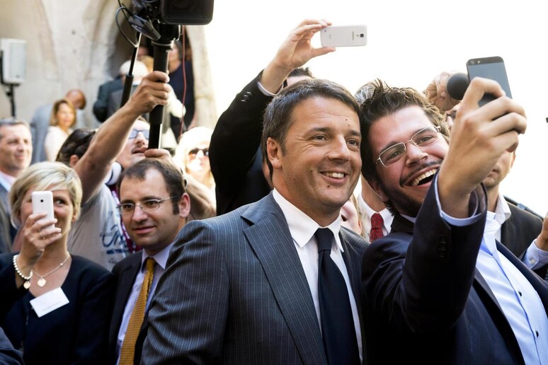Per italiani 1 milione selfie al giorno - RIPRODUZIONE RISERVATA