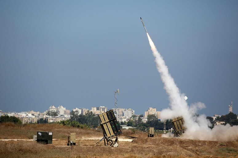Il sistema di difesa antimissile israeliano Iron Dome si attiva contro un razzo in arrivo da Gaza © ANSA/EPA