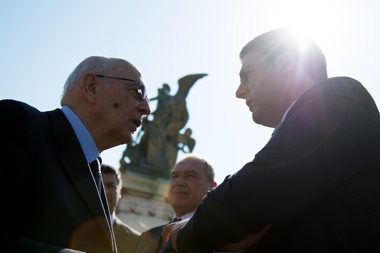 Napolitano e Renzi in una foto d 'archivio - ANSA/UFFICIO PER LA STAMPA PRESIDENZA DELLA REPUBBLICA/PAOLO GIANDOTTI - RIPRODUZIONE RISERVATA