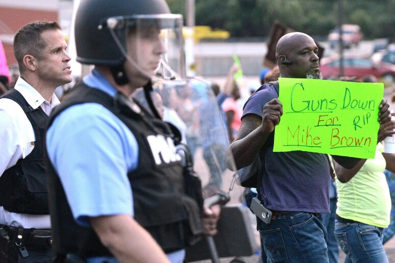 Una manifestazione dopo l 'uccisione di Michael Brown a Ferguson nell 'agosto 2014 - RIPRODUZIONE RISERVATA