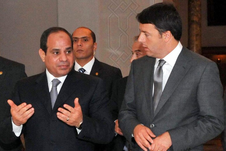 Matteo Renzi (d) parla col presidente egiziano Abdel Fattah al-Sissi oggi al Cairo © ANSA/EPA