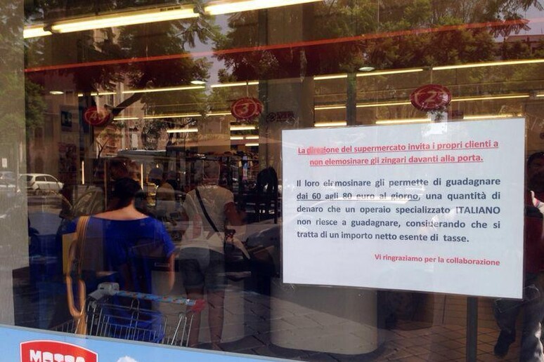 Supermercato, non date soldi a Rom guadagnano 80euro a giorno - RIPRODUZIONE RISERVATA