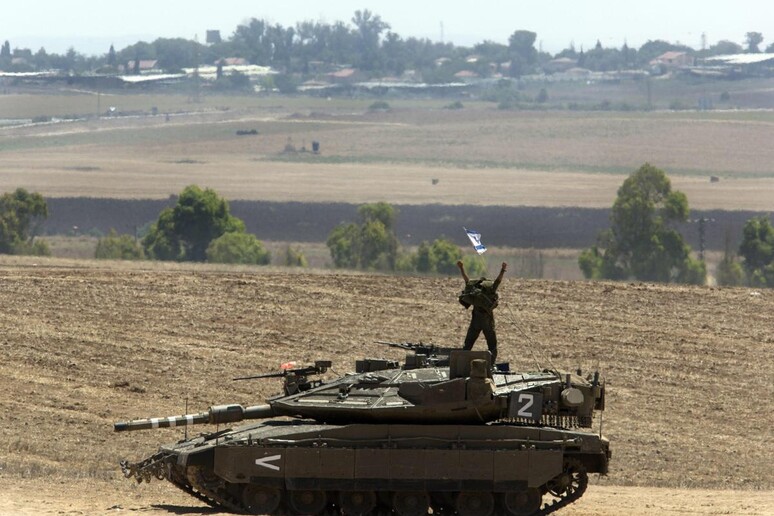 Israeli tanks in southern Israel near Gaza Strip © ANSA/EPA