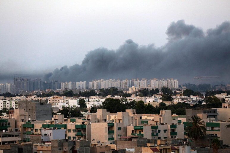 Fumo su Tripoli durante i compattimenti tra le milizie di Alba di Libia e dell 'Operazione  'Dignità ' (archivio) -     RIPRODUZIONE RISERVATA
