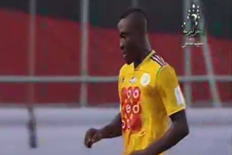 L 'attaccante camerunense Albert Ebossé Boojongo in un frame del video subito dopo il suo ultimo gol segnato su rigore, poco prima della sua morte. - RIPRODUZIONE RISERVATA
