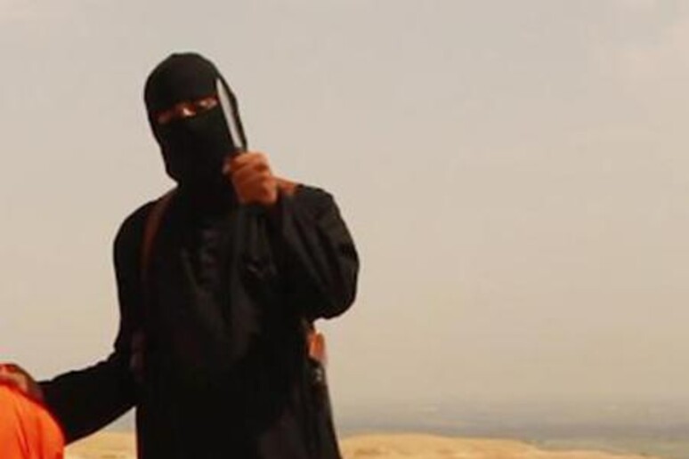 Un 'immagine che ritrae un tagliagole dell 'Isis in uno dei video diffusi diversi mesi fa - RIPRODUZIONE RISERVATA