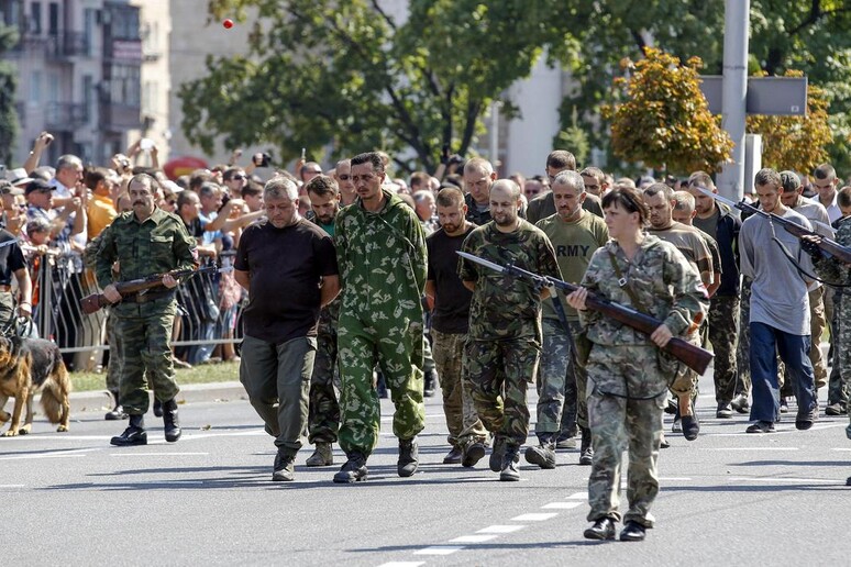 Ucraina: ribelli mostrano in piazza decine prigionieri © ANSA/EPA