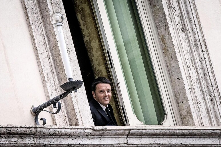 Il Presidente del Consiglio Matteo Renzi affacciato ad una finestra di Palazzo Chigi - RIPRODUZIONE RISERVATA
