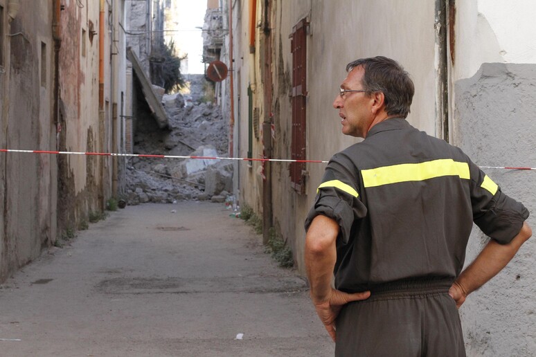 Crolla edificio sgomberato, due feriti lievi nel Napoletano - RIPRODUZIONE RISERVATA