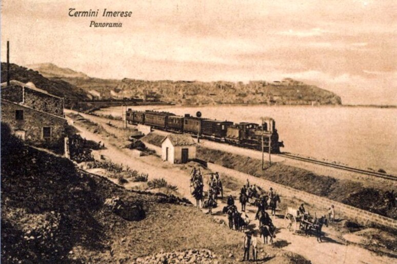 Un 'immagine d 'epoca della ferrovia - RIPRODUZIONE RISERVATA