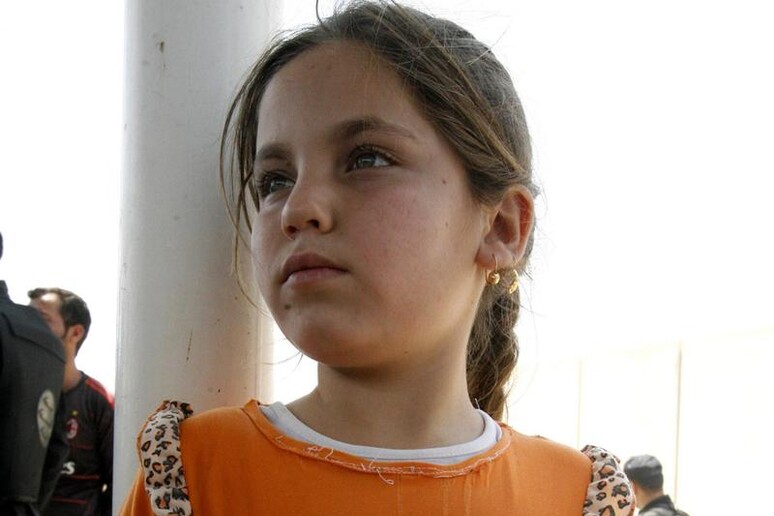 Una bimba di religione Yazidi © ANSA/EPA