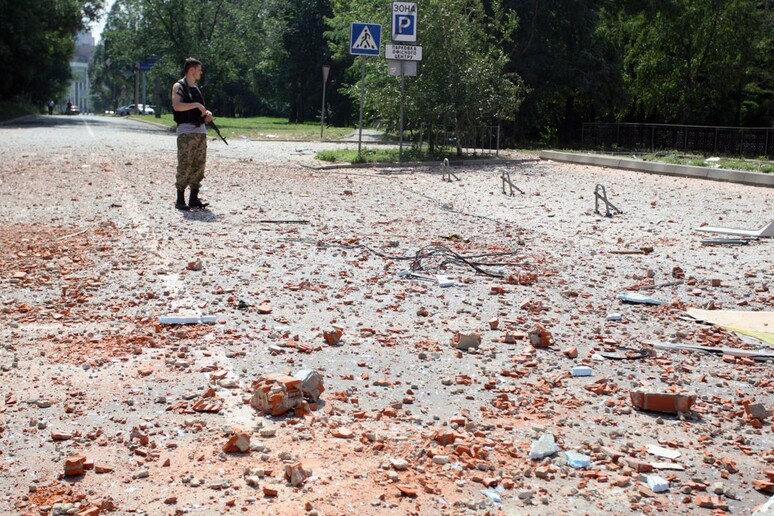 Effetti dei combattimenti a Donetsk © ANSA/EPA