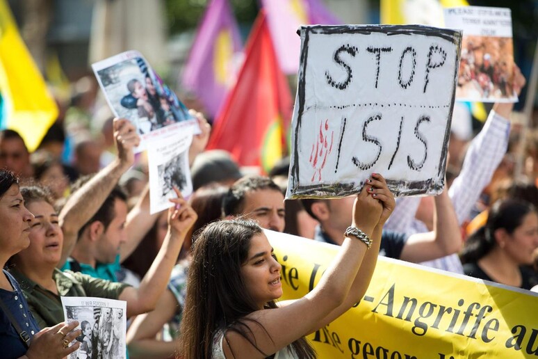 Curdi e yazidi ad una manifestazione di protesta in Germania contro l 'invasione dell 'Iraq da parte dell 'Isis, archivio agosto 2014 - RIPRODUZIONE RISERVATA