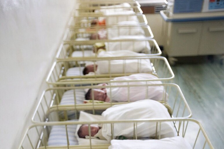 Neonati nella nurse in attesa di essere affidati ai loro genitori © ANSA/EPA
