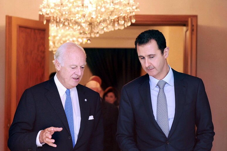 Assad con l 'inviato Onu De Mistura © ANSA/EPA
