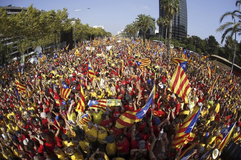 La manifestazione per la Diada, il Giorno della Catalogna -     RIPRODUZIONE RISERVATA