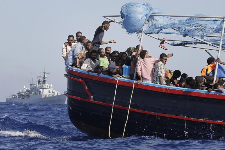 Foto d 'archivio. Profughi di origine Subsahariana a bordo di un barcone ANSA/GIUSEPPE LAMI - RIPRODUZIONE RISERVATA