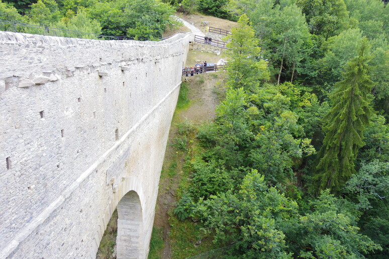 Ponte Acquedotto di Pont d 'Ael - RIPRODUZIONE RISERVATA
