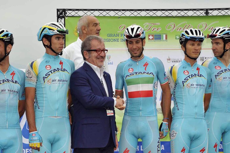 Il presidente della Regione Lombardia Roberto Maroni alla partenza della  'Tre Valli Varesine ' stringe la mano a Vincenzo Nibali, a Luino (Varese) - RIPRODUZIONE RISERVATA