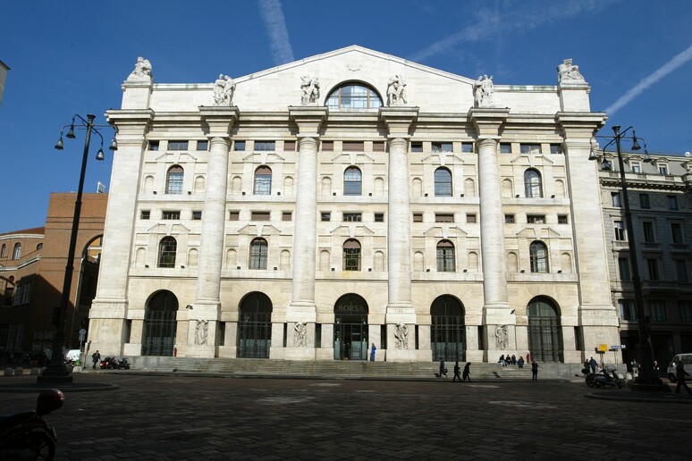 Una immagine dell 'esterno del palazzo della Borsa di Milano - RIPRODUZIONE RISERVATA