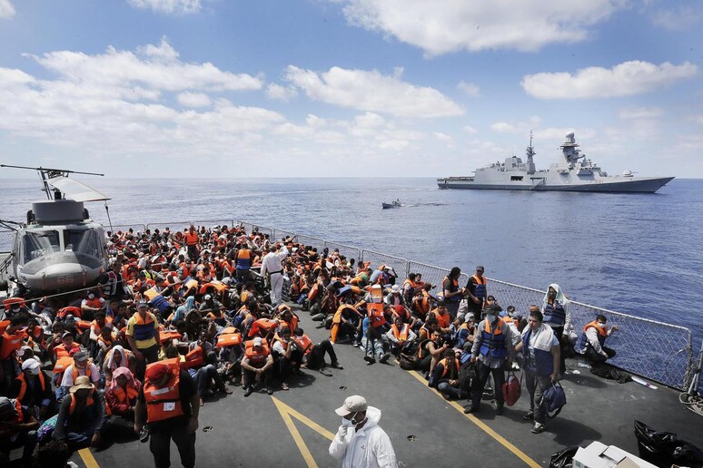 Profughi durante un trasbordo dalla Fregata Euro alla fregata Virgilio Fasan nell 'ambito dell 'operazione Mare Nostrum nel Mar Mediterraneo -     RIPRODUZIONE RISERVATA