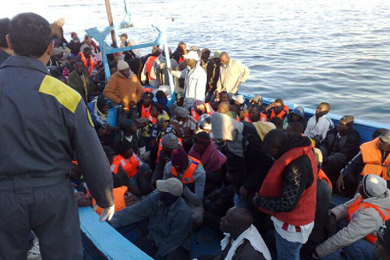 Soccorsi ad un barcone di migranti - RIPRODUZIONE RISERVATA