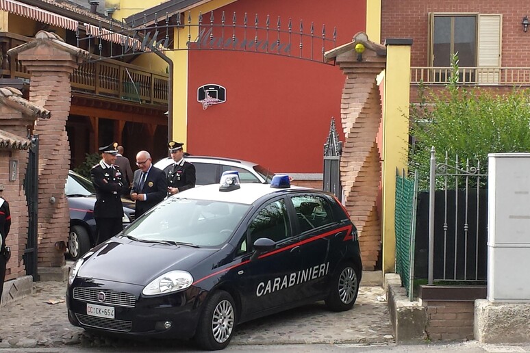 Una pattuglia dei carabinieri davanti ad uno dei beni sequestrati durante un 'operazione della DIA a Bibbiano, nel Reggiano, 24 settembre 2014. - RIPRODUZIONE RISERVATA