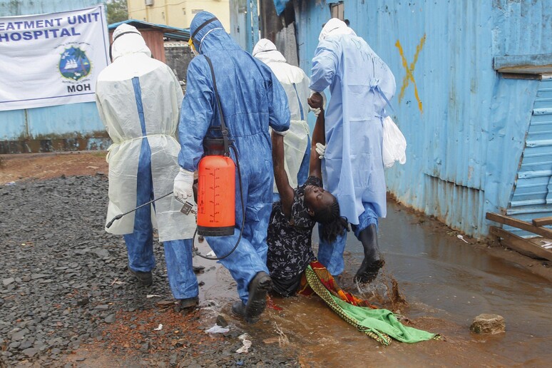 Operatori sanitari in Liberia © ANSA/EPA