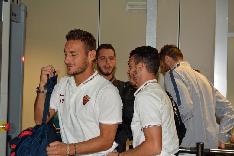 Calcio: la Roma vola a Manchester, Totti selfie e autografi - RIPRODUZIONE RISERVATA