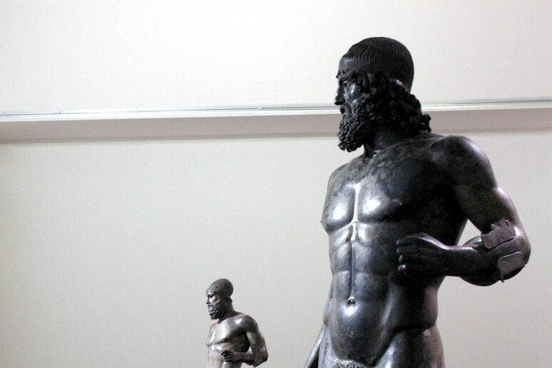 I Bronzi di Riace all 'interno del Museo di Reggio Calabria - RIPRODUZIONE RISERVATA