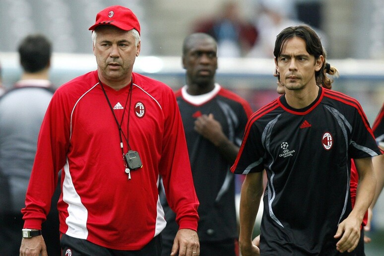 Ancelotti nel 2007 quando era alla guida del Milan con Filippo Inzaghi e Clarence Seedorf - RIPRODUZIONE RISERVATA