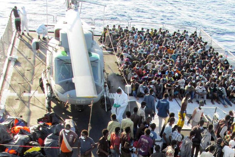 Immigrati soccorsi in mare -     RIPRODUZIONE RISERVATA