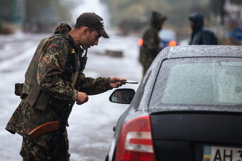 Un checkpoint in Ucraina © ANSA/EPA