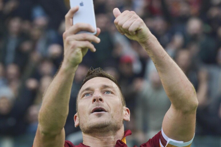 Totti takes a selfie -     ALL RIGHTS RESERVED