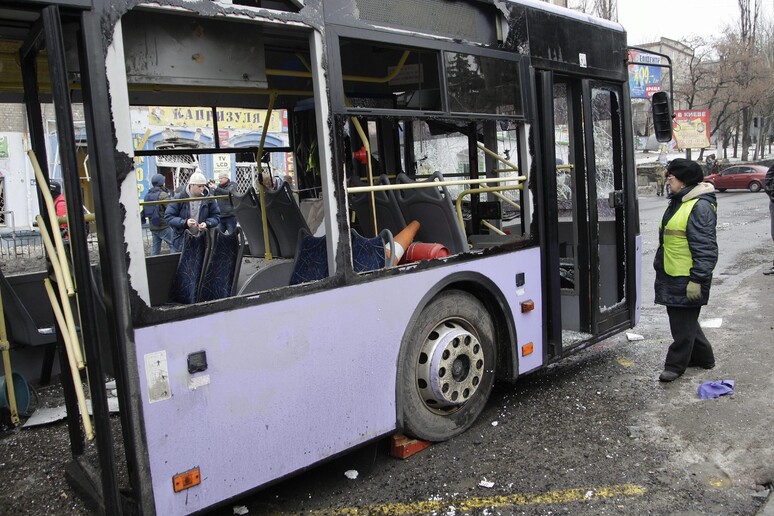 L 'autobus colpito a Donetsk © ANSA/EPA