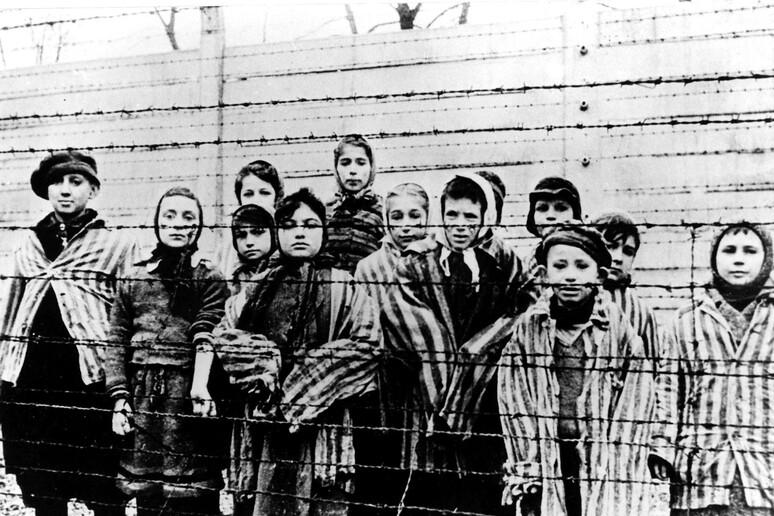 "Ci dissero, ad Auschwitz durerete tre mesi" © ANSA/AP