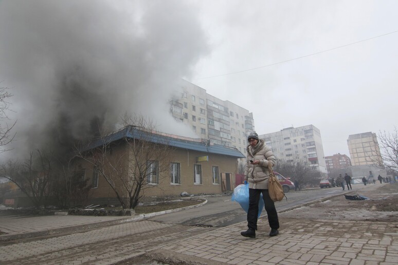 Ucraina in fiamme, strage a Mariupol © ANSA/AP
