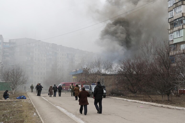 Ucraina in fiamme, razzi fanno strage a Mariupol © ANSA/AP