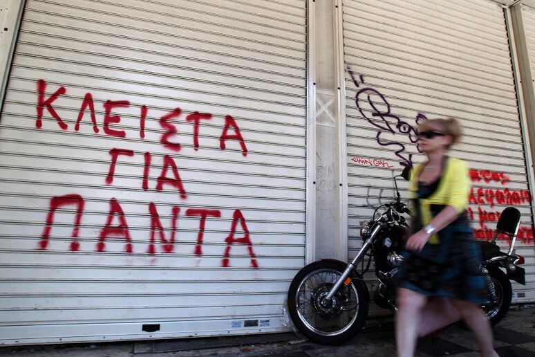 Crisi ad Atene, negozi chiusi  'per sempre ' © ANSA/EPA